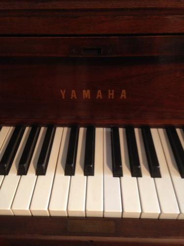 Vendo Piano Yamaha sonido muy lindo con ban - Imagen 3