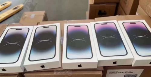 Available for sale are new Apple iPhones and  - Imagen 1