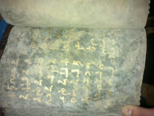 vendo libro antiguo encontrado en una tumba e - Imagen 2