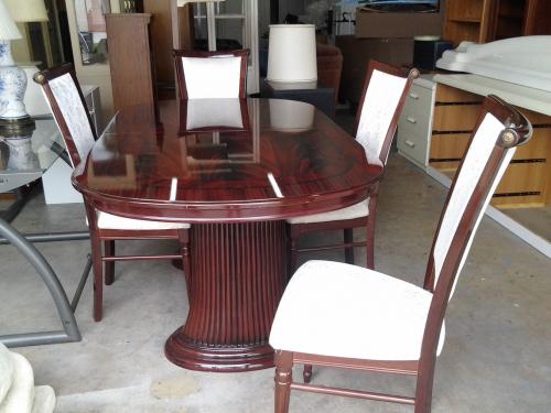 GOOD CONDITIONS DINNING ROOM TABLE MADE IN IT - Imagen 1